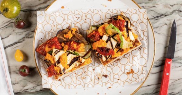 Nuestra-focaccia-vegetal-con-queso-fresco-zuchini-berenjenas-tomates-y-aji%CC%81-amarillo-min-600x31