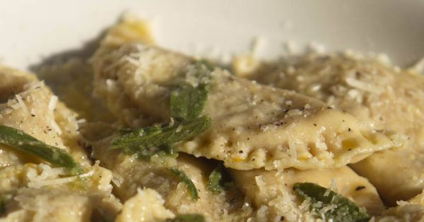 Ravioli Di Zucca al Burro e Salvia Ravioles rellenos de ...