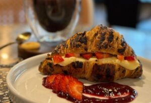croissant crema pastelera fresas crema avellanas cacao lynch cafe mesa 247